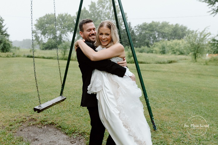 Rainy wedding photos. Wedding photos with umbrellas. Mariage pluvieux à Montréal. Montreal rainy wedding. Photographe mariage à Montréal. Montreal wedding photographer. Mariage à Mouton Village. Mouton Village wedding.