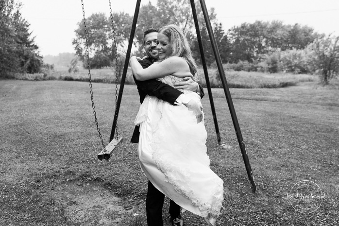 Rainy wedding photos. Wedding photos with umbrellas. Mariage pluvieux à Montréal. Montreal rainy wedding. Photographe mariage à Montréal. Montreal wedding photographer. Mariage à Mouton Village. Mouton Village wedding.