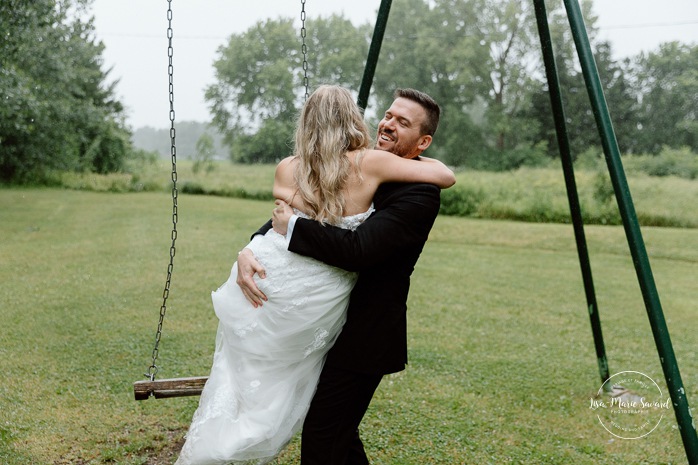 Rainy wedding photos. Wedding photos with umbrellas. Mariage pluvieux à Montréal. Montreal rainy wedding. Photographe mariage à Montréal. Montreal wedding photographer. Mariage à Mouton Village. Mouton Village wedding.