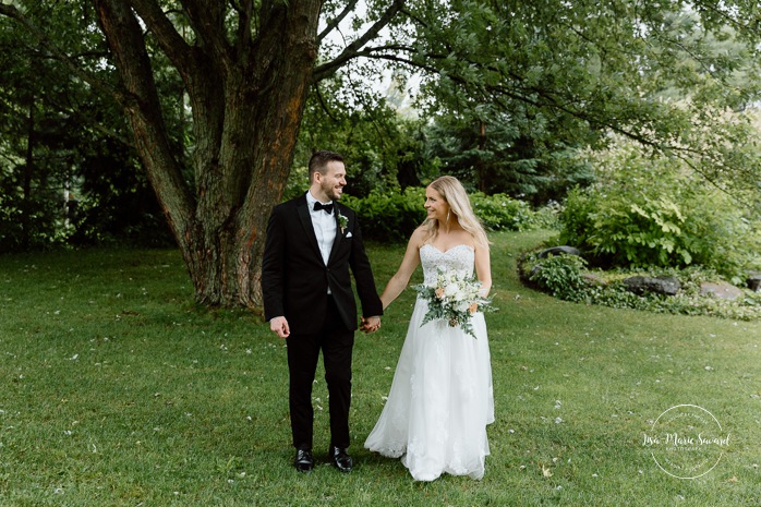 Rainy wedding photos. Wedding photos with umbrellas. Mariage pluvieux à Montréal. Montreal rainy wedding. Photographe mariage à Montréal. Montreal wedding photographer. Mariage à Mouton Village. Mouton Village wedding.