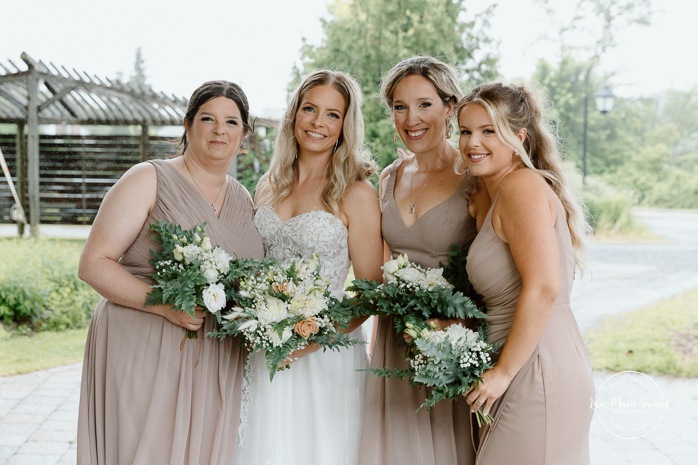 Rainy wedding photo. Rainy family wedding photos. Mariage pluvieux à Montréal. Montreal rainy wedding. Photographe mariage à Montréal. Montreal wedding photographer. Mariage à Mouton Village. Mouton Village wedding.