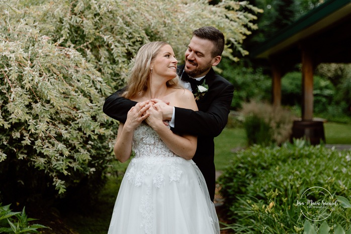 Rainy wedding photos. Wedding photos with umbrellas. Mariage pluvieux à Montréal. Montreal rainy wedding. Photographe mariage à Montréal. Montreal wedding photographer. Mariage à Mouton Village. Mouton Village wedding.