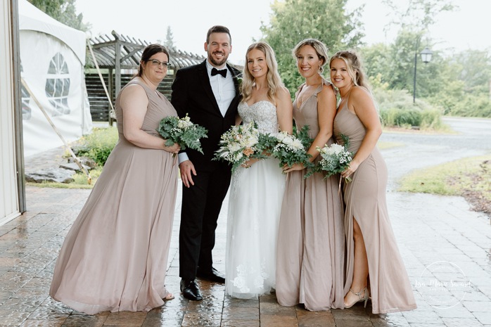 Rainy wedding photo. Rainy family wedding photos. Mariage pluvieux à Montréal. Montreal rainy wedding. Photographe mariage à Montréal. Montreal wedding photographer. Mariage à Mouton Village. Mouton Village wedding.