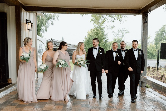 Rainy wedding photo. Rainy family wedding photos. Mariage pluvieux à Montréal. Montreal rainy wedding. Photographe mariage à Montréal. Montreal wedding photographer. Mariage à Mouton Village. Mouton Village wedding.