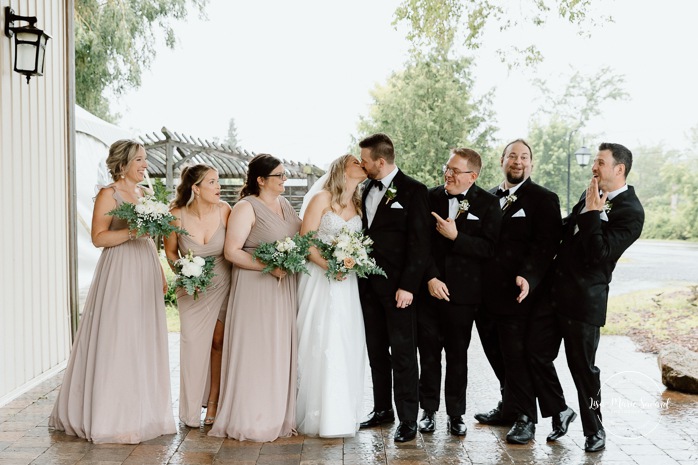 Rainy wedding photo. Rainy family wedding photos. Mariage pluvieux à Montréal. Montreal rainy wedding. Photographe mariage à Montréal. Montreal wedding photographer. Mariage à Mouton Village. Mouton Village wedding.