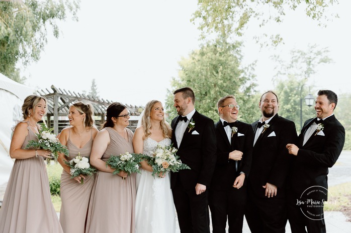 Rainy wedding photo. Rainy family wedding photos. Mariage pluvieux à Montréal. Montreal rainy wedding. Photographe mariage à Montréal. Montreal wedding photographer. Mariage à Mouton Village. Mouton Village wedding.