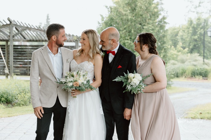 Rainy wedding photo. Rainy family wedding photos. Mariage pluvieux à Montréal. Montreal rainy wedding. Photographe mariage à Montréal. Montreal wedding photographer. Mariage à Mouton Village. Mouton Village wedding.