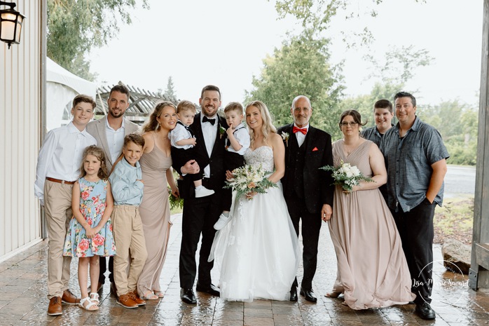 Rainy wedding photo. Rainy family wedding photos. Mariage pluvieux à Montréal. Montreal rainy wedding. Photographe mariage à Montréal. Montreal wedding photographer. Mariage à Mouton Village. Mouton Village wedding.