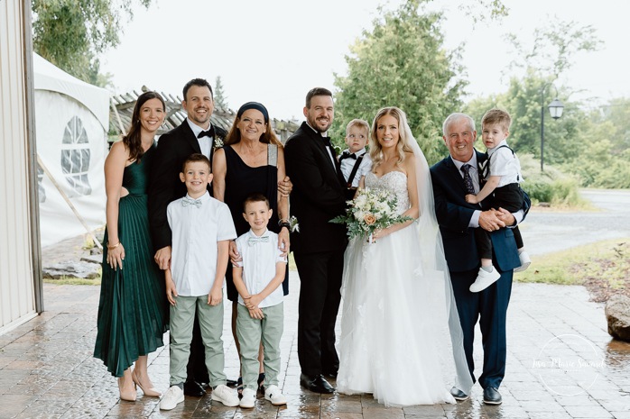 Rainy wedding photo. Rainy family wedding photos. Mariage pluvieux à Montréal. Montreal rainy wedding. Photographe mariage à Montréal. Montreal wedding photographer. Mariage à Mouton Village. Mouton Village wedding.