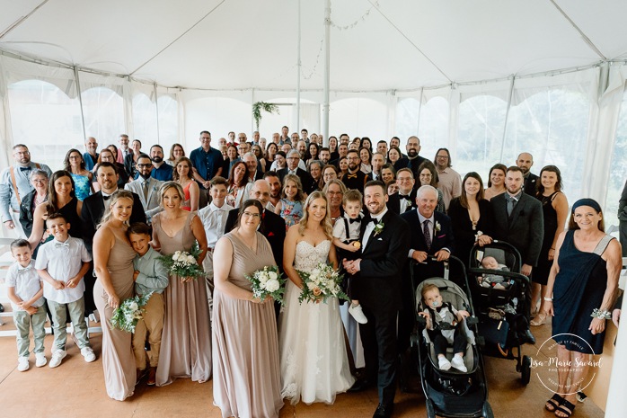 Rainy wedding ceremony under tent. Tent wedding ceremony. Mariage pluvieux à Montréal. Montreal rainy wedding. Photographe mariage à Montréal. Montreal wedding photographer.