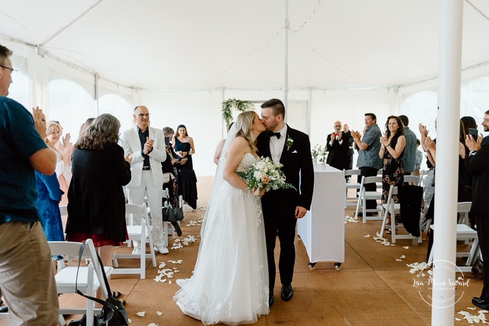 Rainy wedding ceremony under tent. Tent wedding ceremony. Mariage pluvieux à Montréal. Montreal rainy wedding. Photographe mariage à Montréal. Montreal wedding photographer.