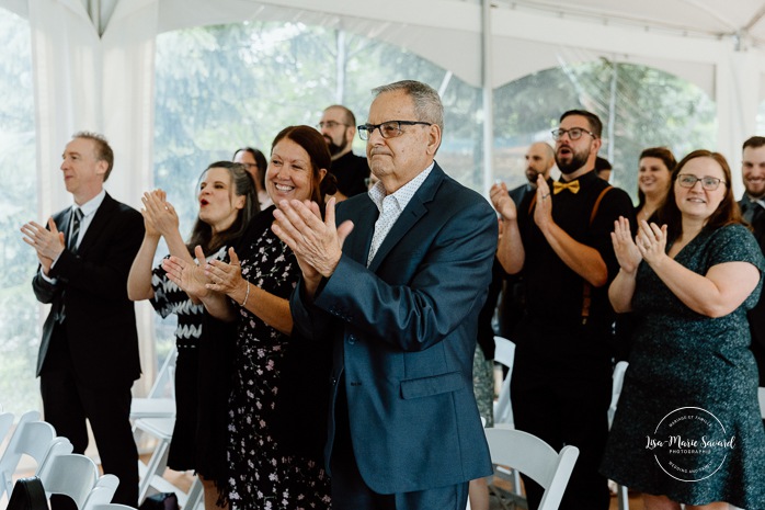 Rainy wedding ceremony under tent. Tent wedding ceremony. Mariage pluvieux à Montréal. Montreal rainy wedding. Photographe mariage à Montréal. Montreal wedding photographer.