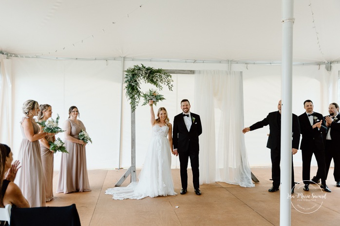 Rainy wedding ceremony under tent. Tent wedding ceremony. Mariage pluvieux à Montréal. Montreal rainy wedding. Photographe mariage à Montréal. Montreal wedding photographer.