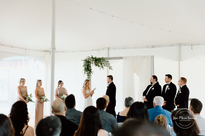 Rainy wedding ceremony under tent. Tent wedding ceremony. Mariage pluvieux à Montréal. Montreal rainy wedding. Photographe mariage à Montréal. Montreal wedding photographer.