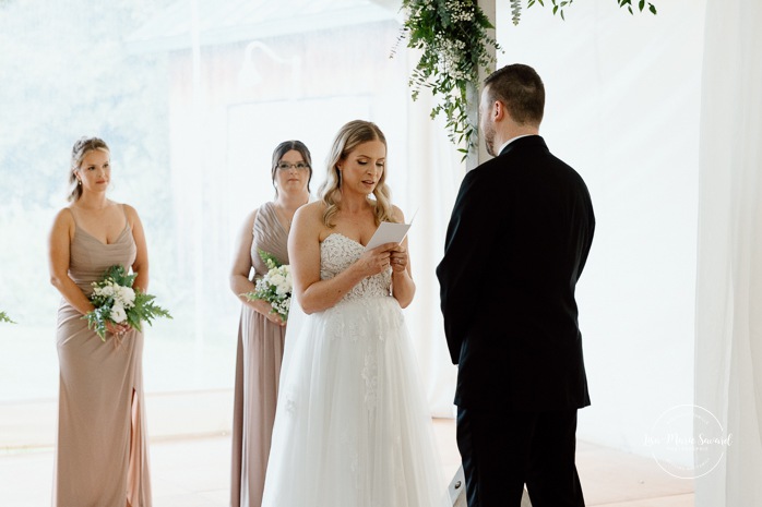 Rainy wedding ceremony under tent. Tent wedding ceremony. Mariage pluvieux à Montréal. Montreal rainy wedding. Photographe mariage à Montréal. Montreal wedding photographer.