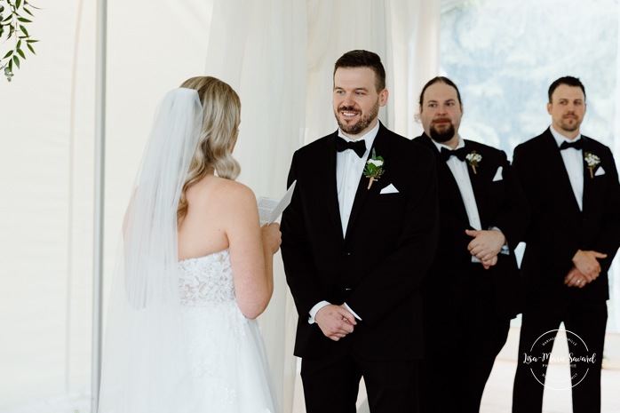 Rainy wedding ceremony under tent. Tent wedding ceremony. Mariage pluvieux à Montréal. Montreal rainy wedding. Photographe mariage à Montréal. Montreal wedding photographer.