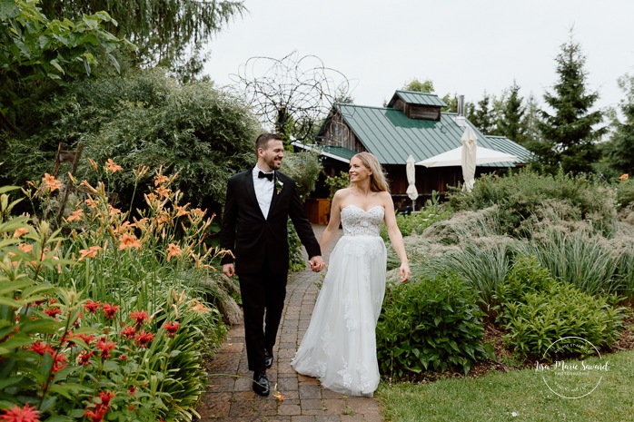 Rainy wedding photos. Wedding photos with umbrellas. Mariage pluvieux à Montréal. Montreal rainy wedding. Photographe mariage à Montréal. Montreal wedding photographer. Mariage à Mouton Village. Mouton Village wedding.