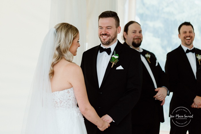 Rainy wedding ceremony under tent. Tent wedding ceremony. Mariage pluvieux à Montréal. Montreal rainy wedding. Photographe mariage à Montréal. Montreal wedding photographer.