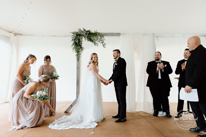 Rainy wedding ceremony under tent. Tent wedding ceremony. Mariage pluvieux à Montréal. Montreal rainy wedding. Photographe mariage à Montréal. Montreal wedding photographer.