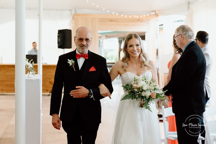 Rainy wedding ceremony under tent. Tent wedding ceremony. Mariage pluvieux à Montréal. Montreal rainy wedding. Photographe mariage à Montréal. Montreal wedding photographer.