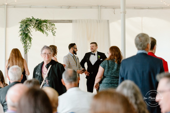 Rainy wedding ceremony under tent. Tent wedding ceremony. Mariage pluvieux à Montréal. Montreal rainy wedding. Photographe mariage à Montréal. Montreal wedding photographer.