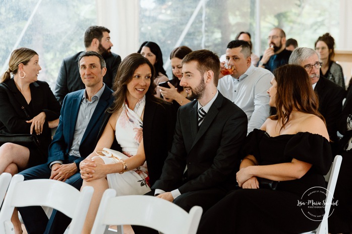 Rainy wedding ceremony under tent. Tent wedding ceremony. Mariage pluvieux à Montréal. Montreal rainy wedding. Photographe mariage à Montréal. Montreal wedding photographer.