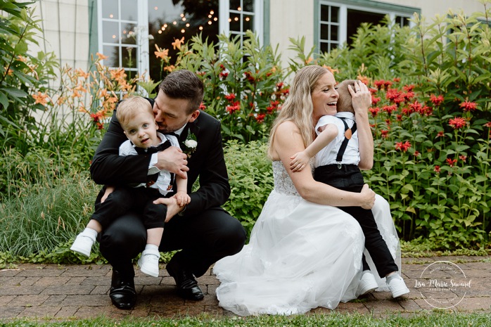 Rainy wedding photos. Wedding photos with children. Mariage pluvieux à Montréal. Montreal rainy wedding. Photographe mariage à Montréal. Montreal wedding photographer. Mariage à Mouton Village. Mouton Village wedding.