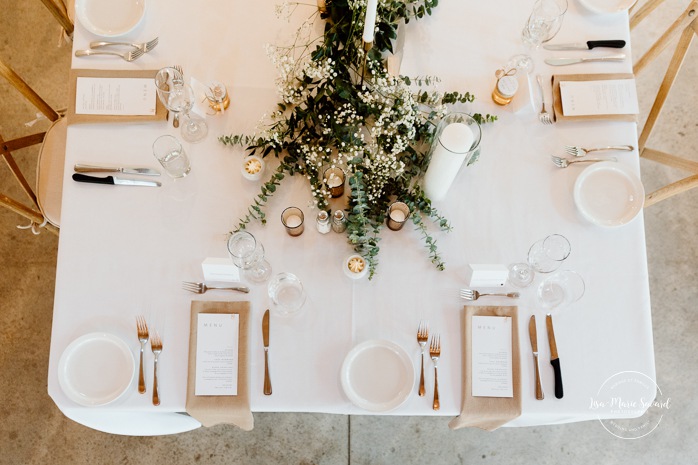 White, green and gold wedding color scheme. Romantic wedding decor. Photographe mariage à Montréal. Montreal wedding photographer. Mariage à Mouton Village. Mouton Village wedding.