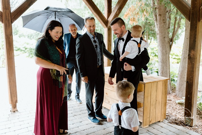 Rainy wedding ceremony under tent. Tent wedding ceremony. Mariage pluvieux à Montréal. Montreal rainy wedding. Photographe mariage à Montréal. Montreal wedding photographer.