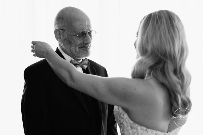 Father of the bride first look. Bride and father wedding first look. Bride getting ready with bridesmaids in hotel room. Mariage Hôtel Rive-Gauche Beloeil. Photographe mariage à Montréal. Montreal wedding photographer.