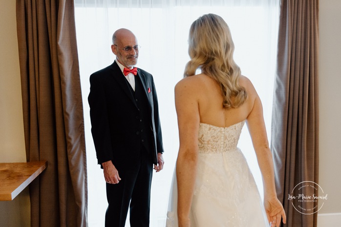 Father of the bride first look. Bride and father wedding first look. Bride getting ready with bridesmaids in hotel room. Mariage Hôtel Rive-Gauche Beloeil. Photographe mariage à Montréal. Montreal wedding photographer.