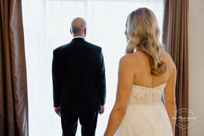 Father of the bride first look. Bride and father wedding first look. Bride getting ready with bridesmaids in hotel room. Mariage Hôtel Rive-Gauche Beloeil. Photographe mariage à Montréal. Montreal wedding photographer.