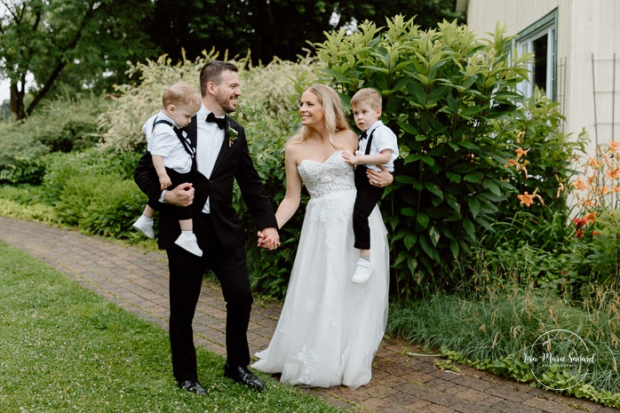 Rainy wedding photos. Wedding photos with children. Mariage pluvieux à Montréal. Montreal rainy wedding. Photographe mariage à Montréal. Montreal wedding photographer. Mariage à Mouton Village. Mouton Village wedding.