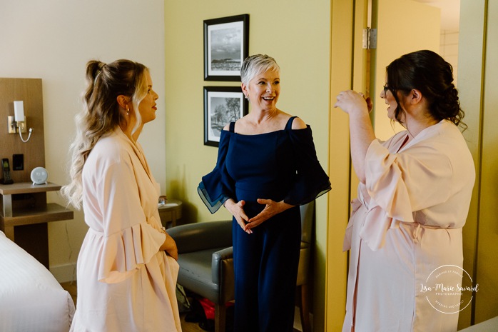 Bride getting ready with bridesmaids in hotel room. Mariage Hôtel Rive-Gauche Beloeil. Photographe mariage à Montréal. Montreal wedding photographer.