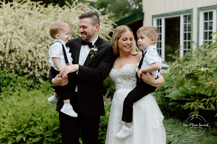 Rainy wedding photos. Wedding photos with children. Mariage pluvieux à Montréal. Montreal rainy wedding. Photographe mariage à Montréal. Montreal wedding photographer. Mariage à Mouton Village. Mouton Village wedding.