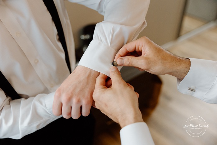 Groom getting ready with groomsmen in hotel room. Mariage Hôtel Rive-Gauche Beloeil. Photographe mariage à Montréal. Montreal wedding photographer.