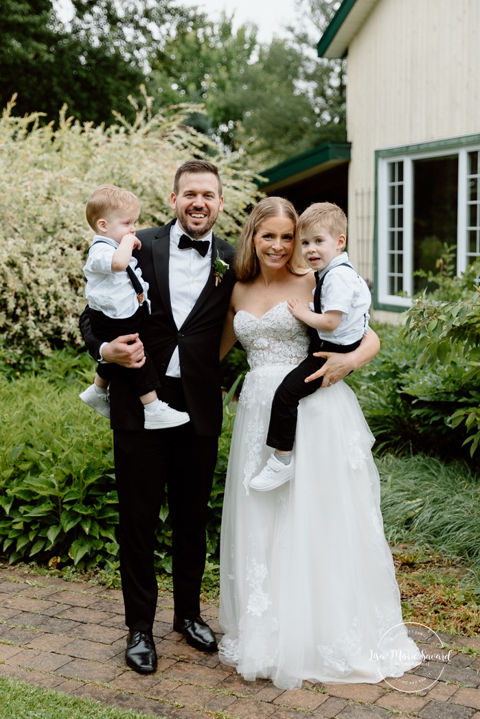 Rainy wedding photos. Wedding photos with children. Mariage pluvieux à Montréal. Montreal rainy wedding. Photographe mariage à Montréal. Montreal wedding photographer. Mariage à Mouton Village. Mouton Village wedding.