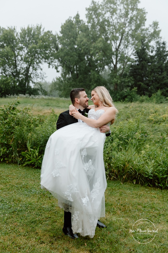 Rainy wedding photos. Wedding photos with umbrellas. Mariage pluvieux à Montréal. Montreal rainy wedding. Photographe mariage à Montréal. Montreal wedding photographer. Mariage à Mouton Village. Mouton Village wedding.