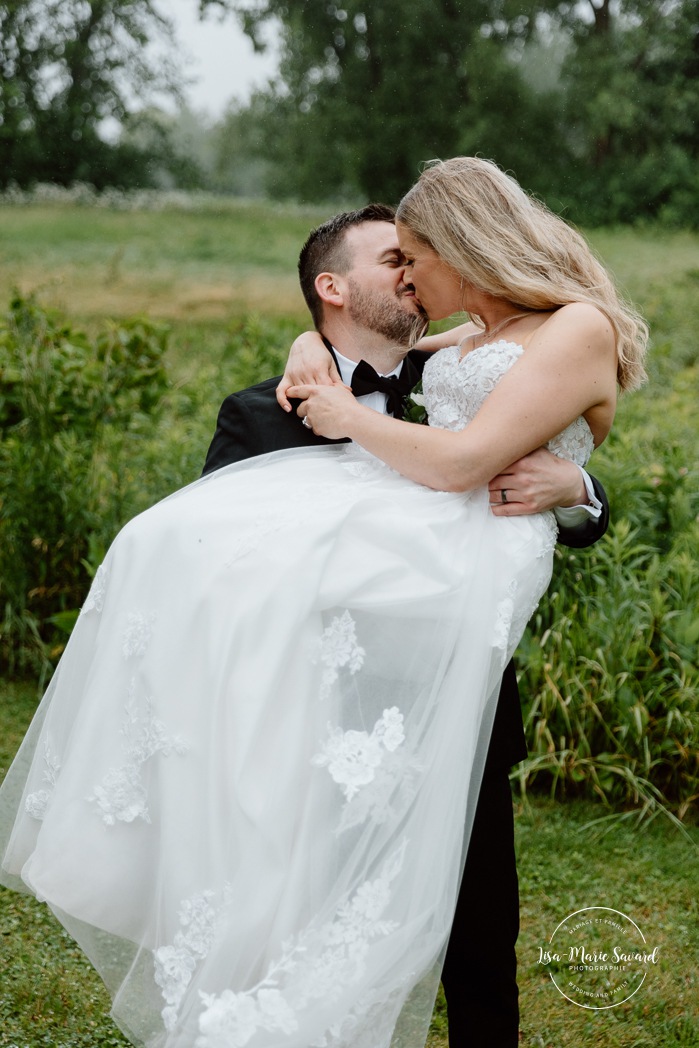 Rainy wedding photos. Wedding photos with umbrellas. Mariage pluvieux à Montréal. Montreal rainy wedding. Photographe mariage à Montréal. Montreal wedding photographer. Mariage à Mouton Village. Mouton Village wedding.