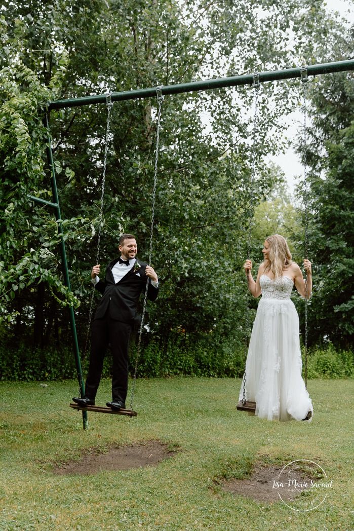 Rainy wedding photos. Wedding photos with umbrellas. Mariage pluvieux à Montréal. Montreal rainy wedding. Photographe mariage à Montréal. Montreal wedding photographer. Mariage à Mouton Village. Mouton Village wedding.