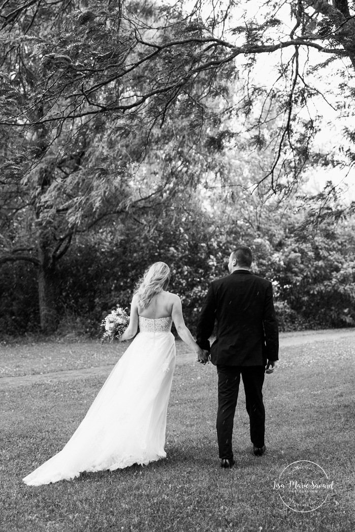 Rainy wedding photos. Wedding photos with umbrellas. Mariage pluvieux à Montréal. Montreal rainy wedding. Photographe mariage à Montréal. Montreal wedding photographer. Mariage à Mouton Village. Mouton Village wedding.