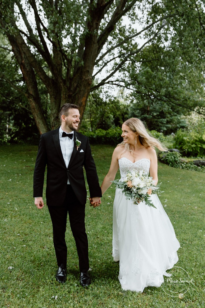 Rainy wedding photos. Wedding photos with umbrellas. Mariage pluvieux à Montréal. Montreal rainy wedding. Photographe mariage à Montréal. Montreal wedding photographer. Mariage à Mouton Village. Mouton Village wedding.