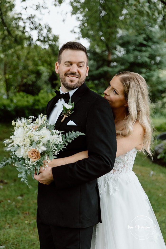 Rainy wedding photos. Wedding photos with umbrellas. Mariage pluvieux à Montréal. Montreal rainy wedding. Photographe mariage à Montréal. Montreal wedding photographer. Mariage à Mouton Village. Mouton Village wedding.