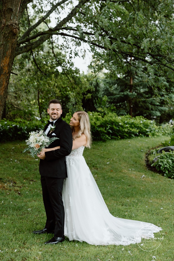 Rainy wedding photos. Wedding photos with umbrellas. Mariage pluvieux à Montréal. Montreal rainy wedding. Photographe mariage à Montréal. Montreal wedding photographer. Mariage à Mouton Village. Mouton Village wedding.