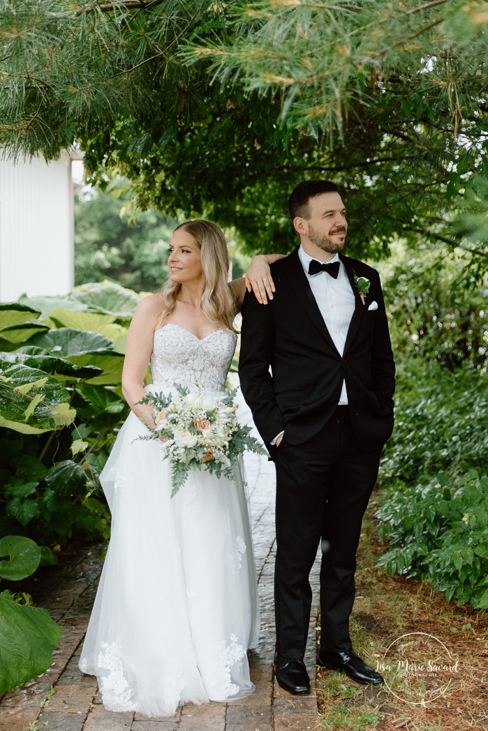 Rainy wedding photos. Wedding photos with umbrellas. Mariage pluvieux à Montréal. Montreal rainy wedding. Photographe mariage à Montréal. Montreal wedding photographer. Mariage à Mouton Village. Mouton Village wedding.