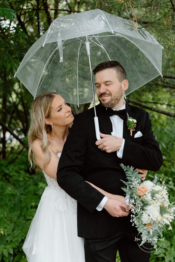 Rainy wedding photos. Wedding photos with umbrellas. Mariage pluvieux à Montréal. Montreal rainy wedding. Photographe mariage à Montréal. Montreal wedding photographer. Mariage à Mouton Village. Mouton Village wedding.