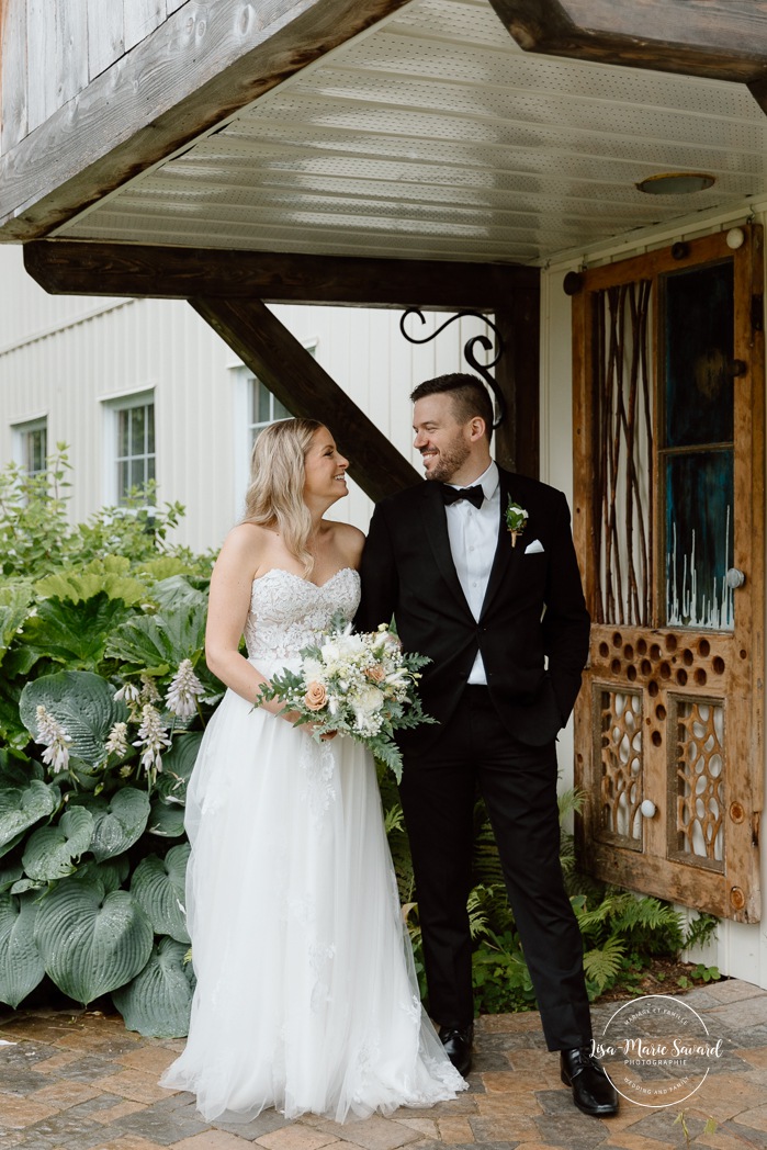 Rainy wedding photos. Wedding photos with umbrellas. Mariage pluvieux à Montréal. Montreal rainy wedding. Photographe mariage à Montréal. Montreal wedding photographer. Mariage à Mouton Village. Mouton Village wedding.