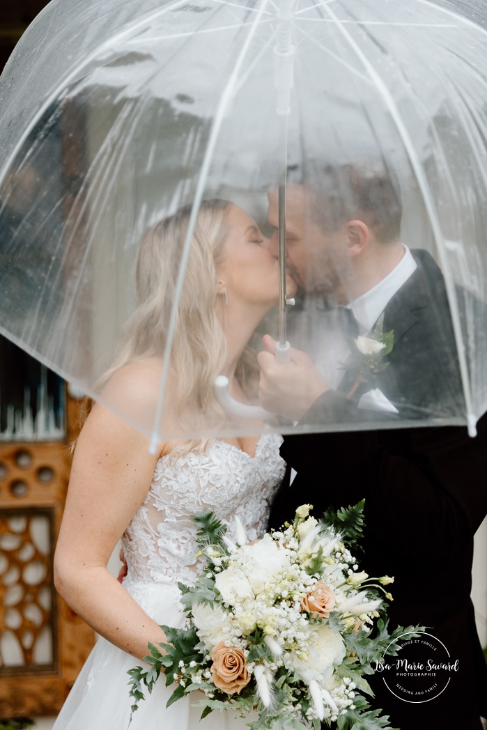 Rainy wedding photos. Wedding photos with umbrellas. Mariage pluvieux à Montréal. Montreal rainy wedding. Photographe mariage à Montréal. Montreal wedding photographer. Mariage à Mouton Village. Mouton Village wedding.