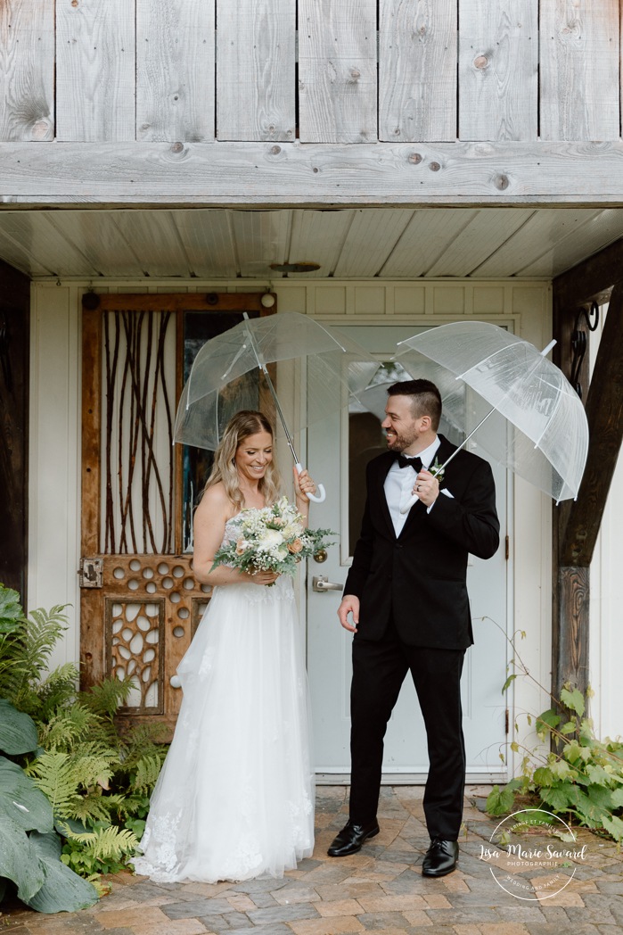 Rainy wedding photos. Wedding photos with umbrellas. Mariage pluvieux à Montréal. Montreal rainy wedding. Photographe mariage à Montréal. Montreal wedding photographer. Mariage à Mouton Village. Mouton Village wedding.