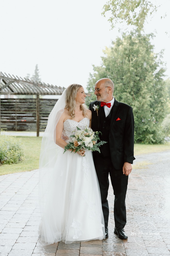 Rainy wedding photo. Rainy family wedding photos. Mariage pluvieux à Montréal. Montreal rainy wedding. Photographe mariage à Montréal. Montreal wedding photographer. Mariage à Mouton Village. Mouton Village wedding.